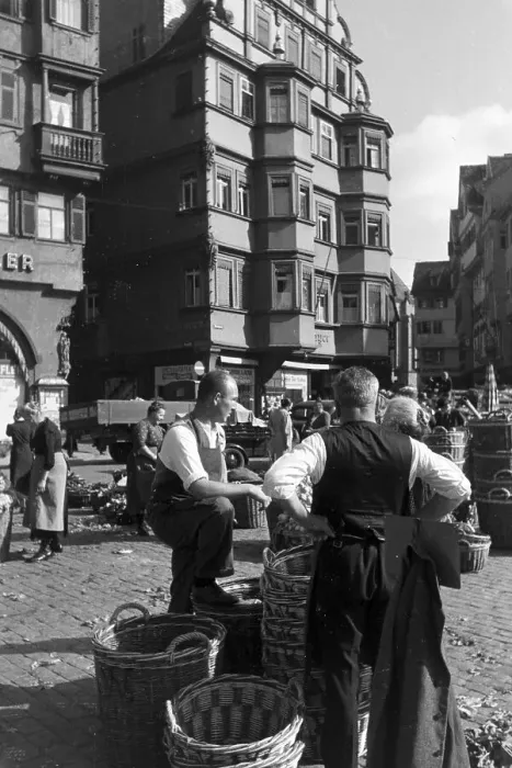 Stampa con cornice : Stuttgart. Venditori al colloquio sul mercato settimanale nel quartiere Stampa con cornice : Stuttgart. Venditori al colloquio sul mercato settimanale nel quartiere