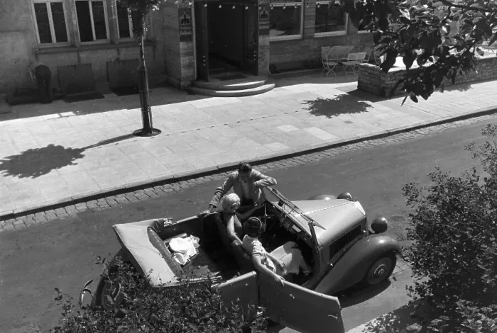 Impresión enmarcada : Stuttgart. Un viaje a la Siedlung Weissenhof en Stuttgart, Alemania décadas de 1930 Impresión enmarcada : Stuttgart. Un viaje a la Siedlung Weissenhof en Stuttgart, Alemania décadas de 1930