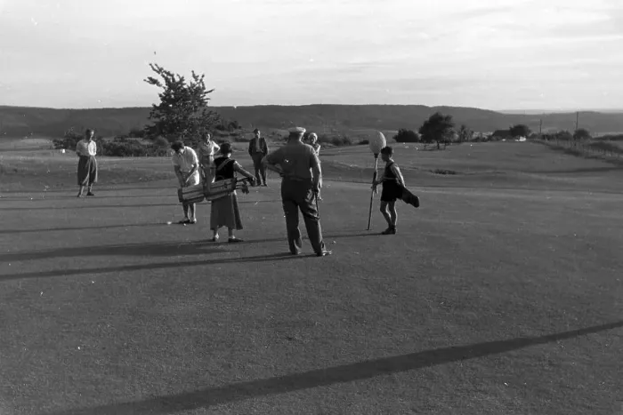 Gerahmter Druck : Stuttgart. Golfspieler auf einem Golfplatz in Stuttgart, Deutschland der 1930er Jahre