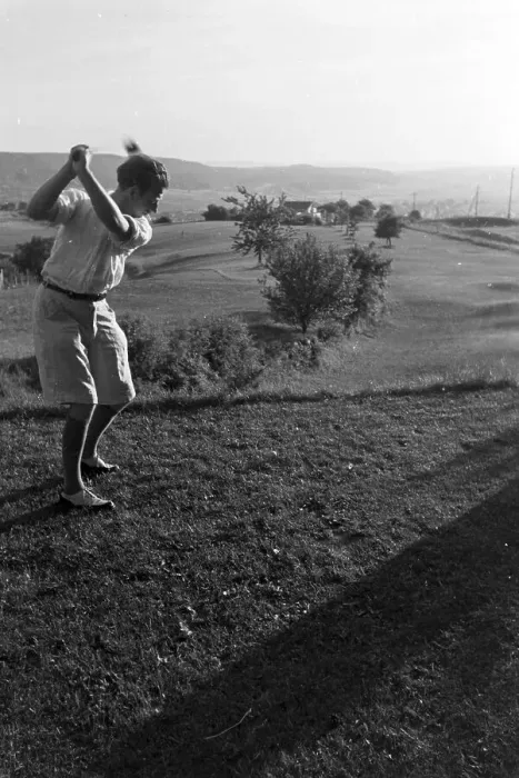 Gerahmter Druck : Stuttgart. Ein Golfer am Schlägerplatz eines Golfplatzes im Stadtteil Stuttgarter Gerahmter Druck : Stuttgart. Ein Golfer am Schlägerplatz eines Golfplatzes im Stadtteil Stuttgarter
