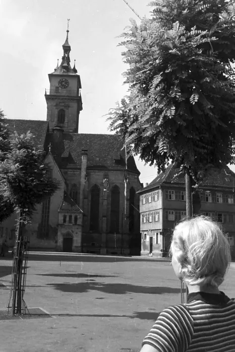 Framed Print : Stuttgart. Eine Besucherin bestaunt die Stuttgarter Stiftskirche, Deutschland 1930er Jahre