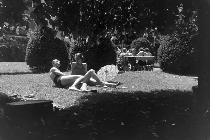 Stampa con cornice : Stuttgart. Ospiti cattivi a un bagno all'aperto di Stoccarda, Germania anni '30 Stampa con cornice : Stuttgart. Ospiti cattivi a un bagno all'aperto di Stoccarda, Germania anni '30