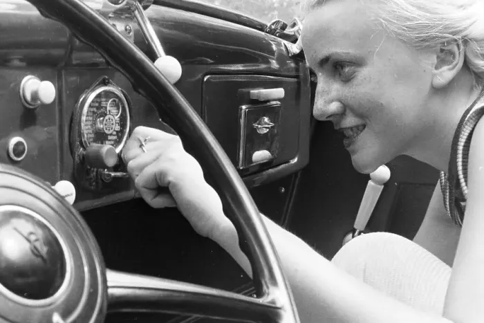 Framed Print : Stuttgart. Eine junge Frau in einem Ford V8, Deutschland 1930er Jahre Framed Print : Stuttgart. Eine junge Frau in einem Ford V8, Deutschland 1930er Jahre
