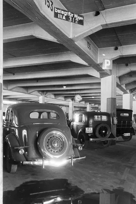 Gerahmter Druck : Stuttgart. Parked Fahrzeuge im Autoparkhaus in Stuttgart, Deutschland der 1930er Jahren