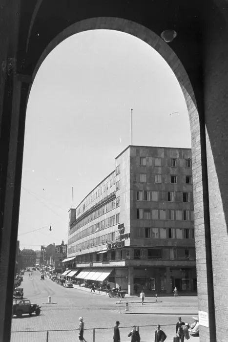 Impression encadrée : Stuttgart. Le principal gare de Stuttgart au place du Platz Arnold Klatt Impression encadrée : Stuttgart. Le principal gare de Stuttgart au place du Platz Arnold Klatt