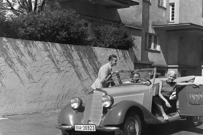 Impresión enmarcada : Stuttgart. Un viaje en coche a Stuttgart, Alemania décadas de los años treinta Impresión enmarcada : Stuttgart. Un viaje en coche a Stuttgart, Alemania décadas de los años treinta