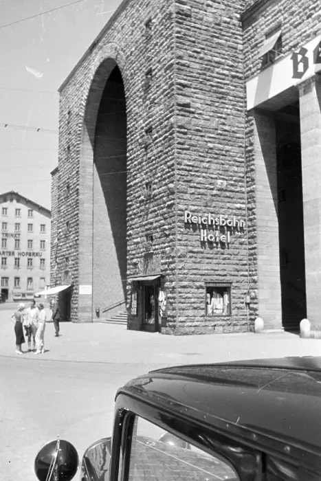 Framed Print : Stuttgart. Der Stuttgarter Hauptbahnhof, Deutschland 1930er Jahre Framed Print : Stuttgart. Der Stuttgarter Hauptbahnhof, Deutschland 1930er Jahre