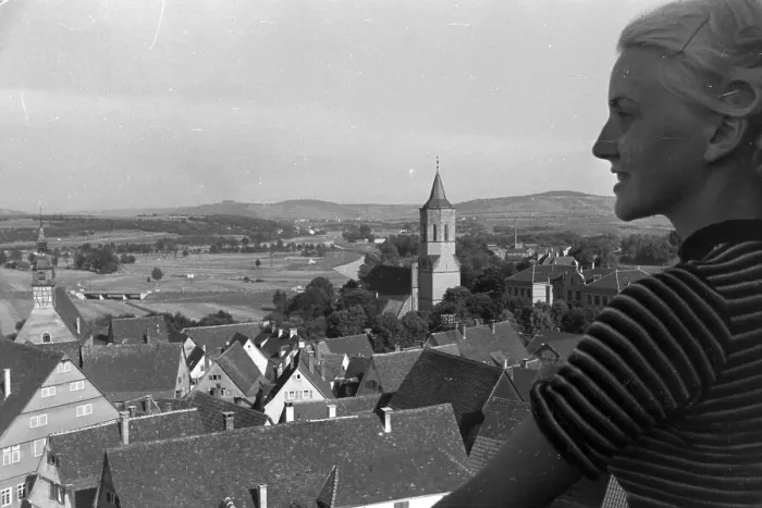 Stampa con cornice : Stuttgart. Una giovane donna godersi il panorama soprae Wäblingen, Germania anni '30 Stampa con cornice : Stuttgart. Una giovane donna godersi il panorama soprae Wäblingen, Germania anni '30