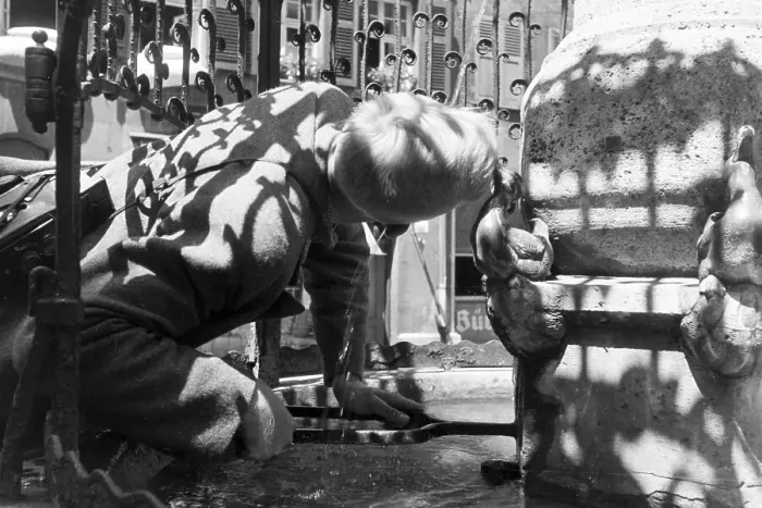 Impresión enmarcada : Stuttgart. Un pozo de agua potable en Stuttgart, Alemania décadas de 1930 Impresión enmarcada : Stuttgart. Un pozo de agua potable en Stuttgart, Alemania décadas de 1930