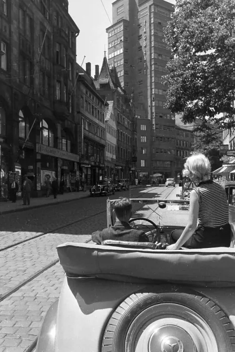 Impresión enmarcada : Stuttgart. Un viaje en coche a Stuttgart, Alemania décadas de 1930 Impresión enmarcada : Stuttgart. Un viaje en coche a Stuttgart, Alemania décadas de 1930