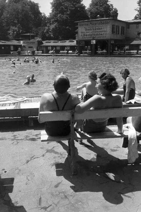 Gerahmter Druck : Stuttgart. Badebesucher im freien Schwimmbad von Stuttgart, Deutschland der 30er Jahren Gerahmter Druck : Stuttgart. Badebesucher im freien Schwimmbad von Stuttgart, Deutschland der 30er Jahren