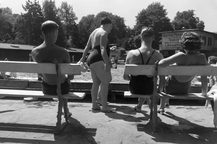 Impresión enmarcada : Stuttgart. Hommes et femmes dans un bain public à Baden-Baden en Allemagne les années 30 Impresión enmarcada : Stuttgart. Hommes et femmes dans un bain public à Baden-Baden en Allemagne les années 30