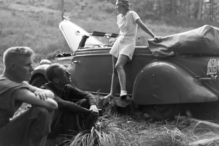 Stampa con cornice : Stuttgart. Un gruppo di viaggiatori si ferma su una prateria in Germania negli anni '30