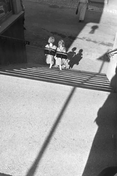 Stampa con cornice : Stuttgart. Due piccole ragazze scuole in ritorno a casa, Germania anni '30 Stampa con cornice : Stuttgart. Due piccole ragazze scuole in ritorno a casa, Germania anni '30