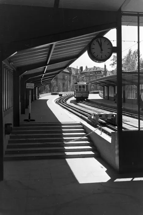 Impresión enmarcada : Stuttgart. Una estación de tren en Stuttgart, Alemania décadas de 1930 Impresión enmarcada : Stuttgart. Una estación de tren en Stuttgart, Alemania décadas de 1930