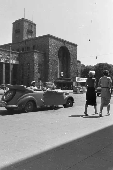 Gerahmter Druck : Stuttgart. Der Stuttgarter Hauptbahnhof am Arnulf-Klett-Platz Gerahmter Druck : Stuttgart. Der Stuttgarter Hauptbahnhof am Arnulf-Klett-Platz