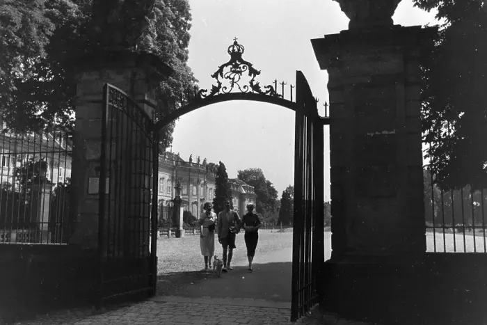 Impression encadrée : Stuttgart. Promenade à travers Stuttgart en Allemagne dans les années 1930 Impression encadrée : Stuttgart. Promenade à travers Stuttgart en Allemagne dans les années 1930