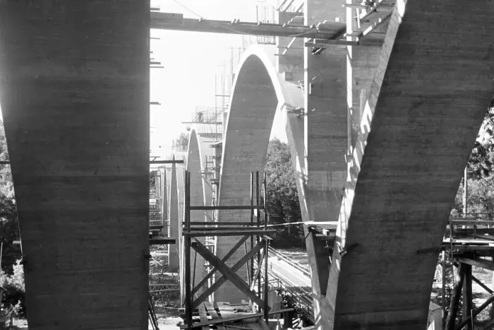 Gerahmter Druck : Stuttgart. Die Errichtung einer neuen Eisenbahnbäume im Stadtteil der Stuttgarter