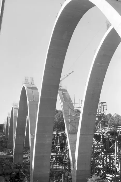 Framed Print : Stuttgart. Der Bau einer neuen Eisenbahnbrücke in Stuttgart, Deutschland 1930er Jahre