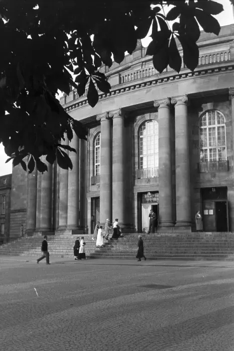 Gerahmter Druck : Stuttgart. Das Stuttgarter Staats-Theater in Deutschland der Jahrzehnte dreißig Gerahmter Druck : Stuttgart. Das Stuttgarter Staats-Theater in Deutschland der Jahrzehnte dreißig