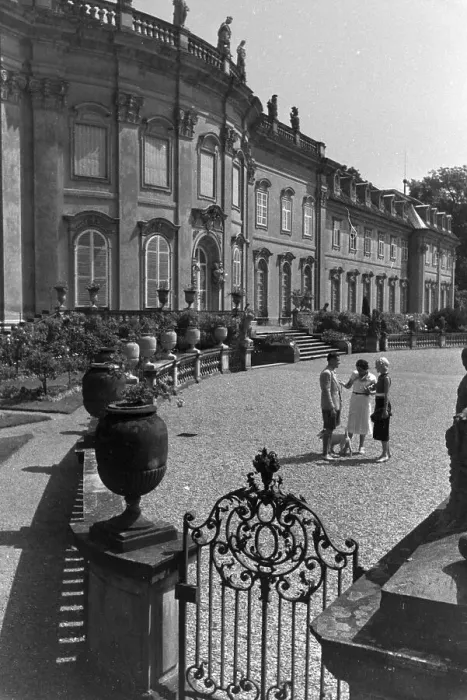 Framed Print : Stuttgart. Spaziergang durch Stuttgart, Deutschland 1930er Jahre Framed Print : Stuttgart. Spaziergang durch Stuttgart, Deutschland 1930er Jahre