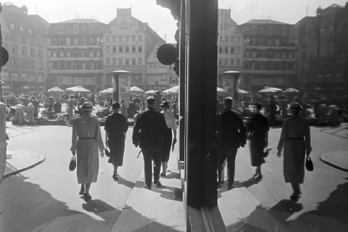 Impresión enmarcada : Stuttgart. Una salida a Stuttgart, Alemania décadas de 1930 Impresión enmarcada : Stuttgart. Una salida a Stuttgart, Alemania décadas de 1930