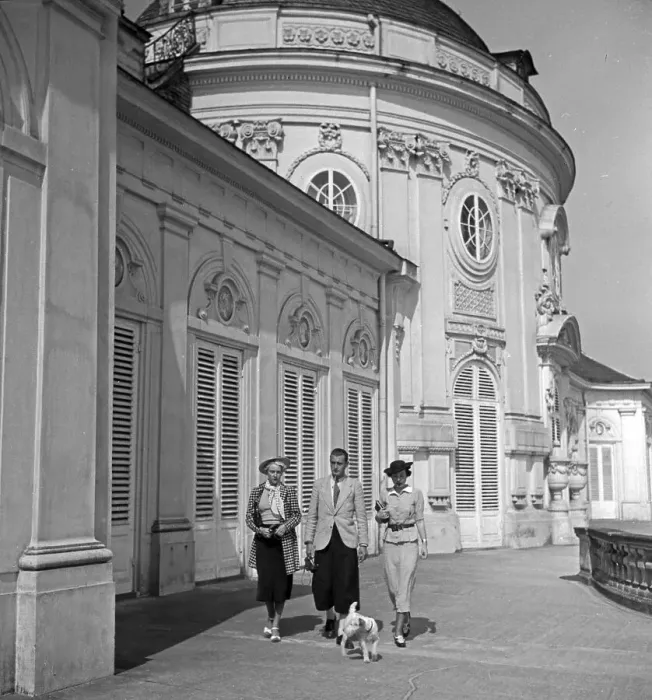Stampa con cornice : Stuttgart. Un uomo e due donne visitano il castello di Solitudine a Stoccarda