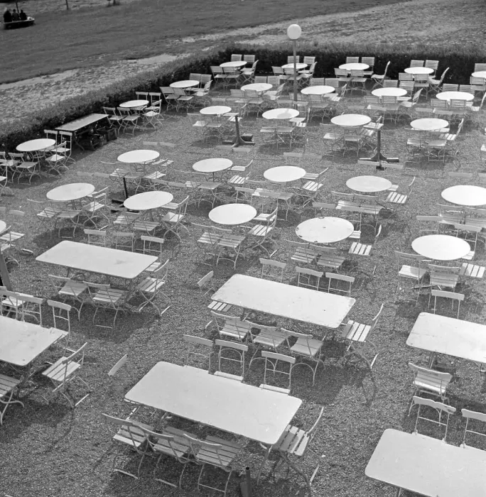 Impression encadrée : Stuttgart. Tables et chaises d'une gastronomie à l'air libre au Château Impression encadrée : Stuttgart. Tables et chaises d'une gastronomie à l'air libre au Château
