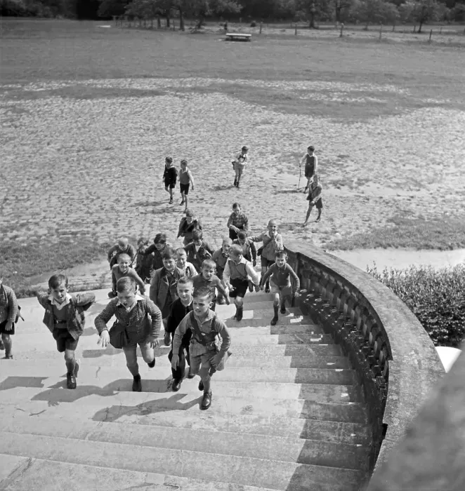 Framed Print : Stuttgart. Jetzt wird's lebhaft! Eine Gruppe kleiner Jungen besucht das Framed Print : Stuttgart. Jetzt wird's lebhaft! Eine Gruppe kleiner Jungen besucht das