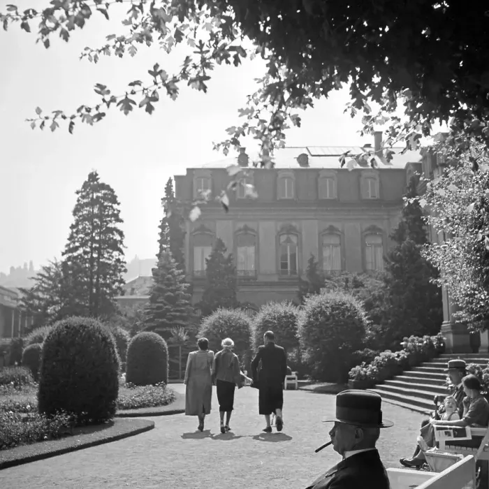 Framed Print : Stuttgart. Menschen beim Spaziergang durch den Rosengarten in Stuttgart Framed Print : Stuttgart. Menschen beim Spaziergang durch den Rosengarten in Stuttgart