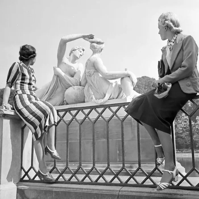 Stampa con cornice : Stuttgart. Due donne giovani ammirano una scultura gruppo al castello di