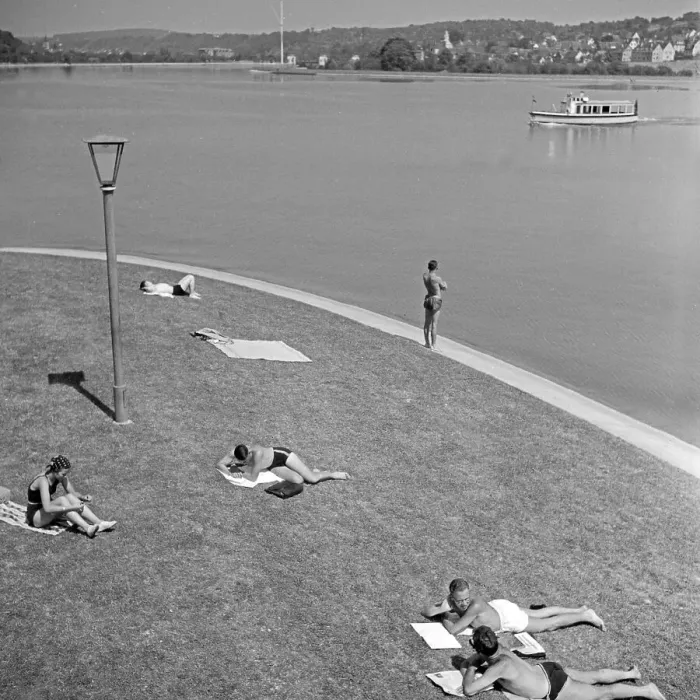 Stampa con cornice : Stuttgart. Bagnanti e sunatori sulla riva del lago Max Eyth a Stoccarda, Germania anni '30 Stampa con cornice : Stuttgart. Bagnanti e sunatori sulla riva del lago Max Eyth a Stoccarda, Germania anni '30
