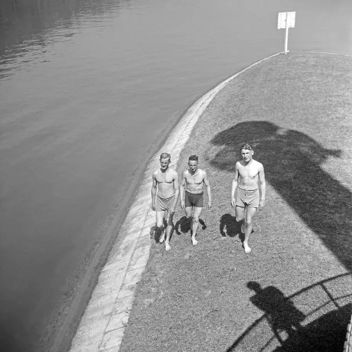 Stampa con cornice : Stuttgart. Tre giovani uomini su un'isola del lago di Max Eyth a Stoccarda Stampa con cornice : Stuttgart. Tre giovani uomini su un'isola del lago di Max Eyth a Stoccarda