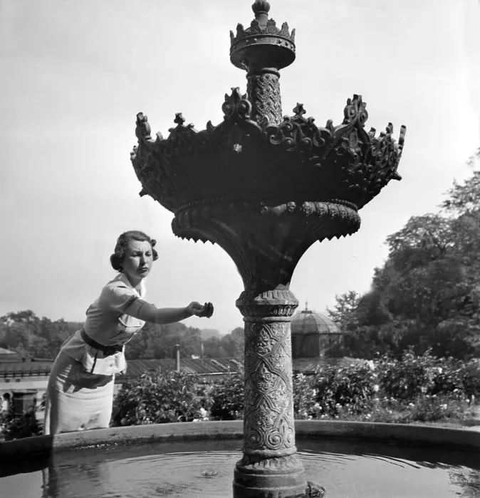 Gerahmter Druck : Stuttgart. Frau an einem Springbrunnen vor der maurischen Festhalle im Gerahmter Druck : Stuttgart. Frau an einem Springbrunnen vor der maurischen Festhalle im