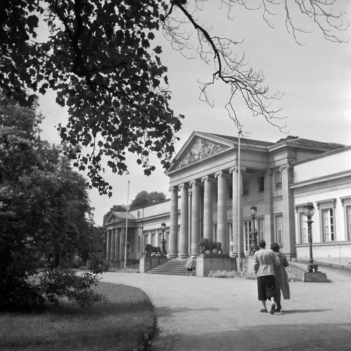 Stampa con cornice : Stuttgart. Persone all'entrata del castello di Rosenstein a Bad Cannstatt Stampa con cornice : Stuttgart. Persone all'entrata del castello di Rosenstein a Bad Cannstatt