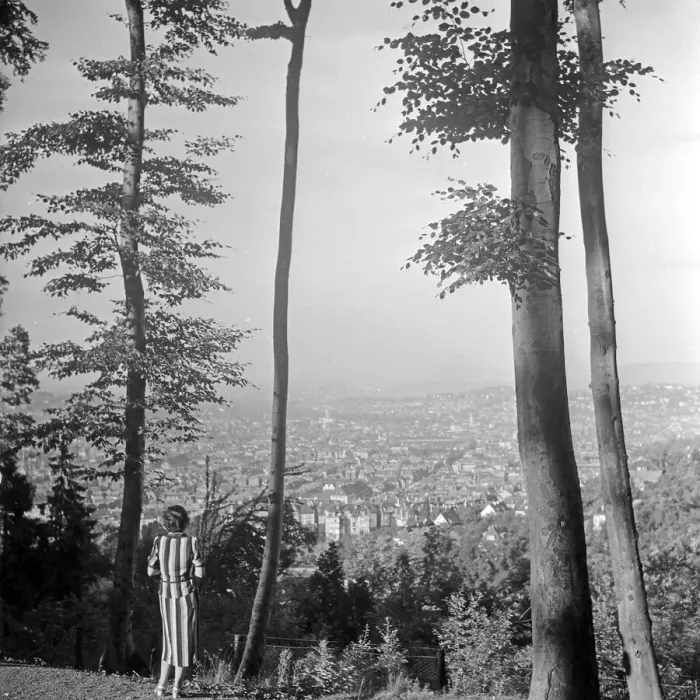 Framed Print : Stuttgart. Eine Frau steht auf einer Anhöhe und blickt auf die Stadt Stuttgart Framed Print : Stuttgart. Eine Frau steht auf einer Anhöhe und blickt auf die Stadt Stuttgart