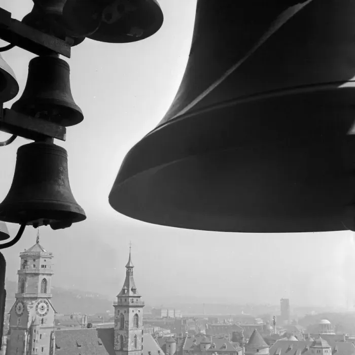 Stampa con cornice : Stuttgart. Le campane del pezzo sonoro della torre dell'ufficio comunale di Stoccarda
