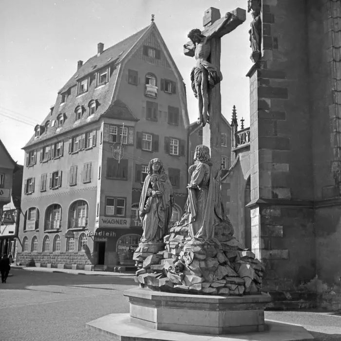 Gerahmter Druck : Stuttgart. Gegründete Kreuzigungsgruppe an der Hauptmarktstraße im Stuttgarter Gerahmter Druck : Stuttgart. Gegründete Kreuzigungsgruppe an der Hauptmarktstraße im Stuttgarter