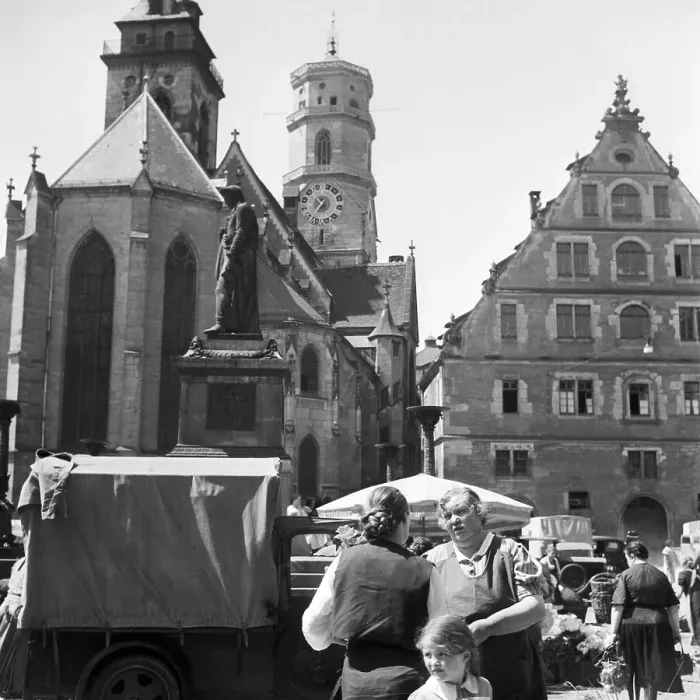 Impresión enmarcada : Stuttgart. En un puesto de mercado en el Mercado Principal de Estuttgart Impresión enmarcada : Stuttgart. En un puesto de mercado en el Mercado Principal de Estuttgart