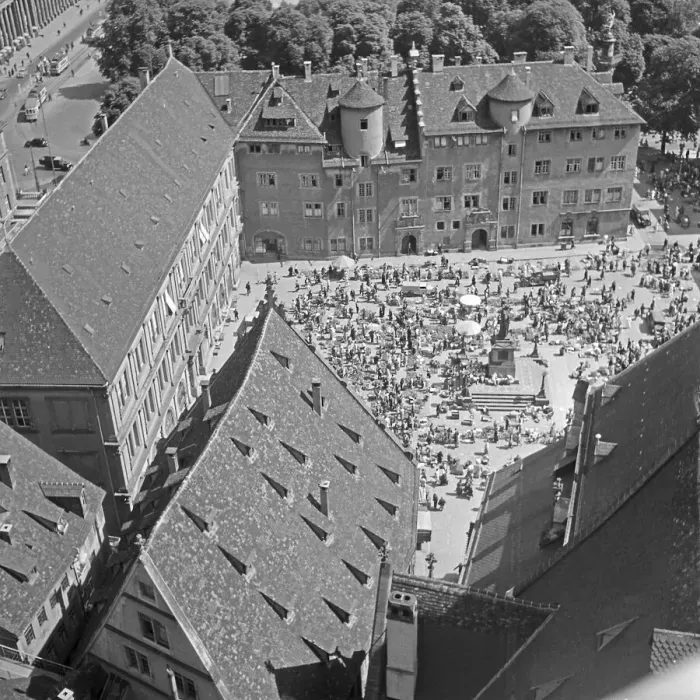 Stampa con cornice : Stuttgart. Vista dal campanile della chiesa di stift con il mercato sul