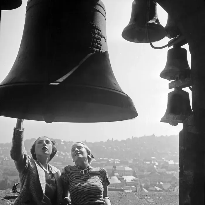 Impression encadrée : Stuttgart. Deux femmes regardant une cloche du carillon de la tour de l'hôtel Impression encadrée : Stuttgart. Deux femmes regardant une cloche du carillon de la tour de l'hôtel