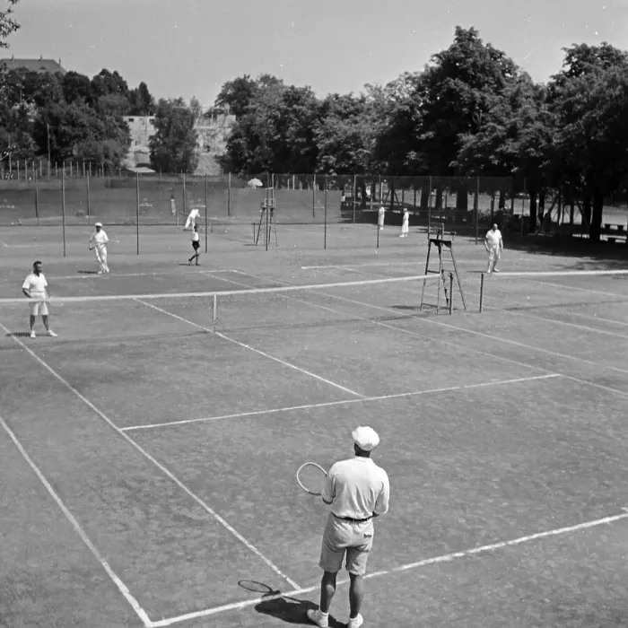 Framed Print : Stuttgart. Auf einem Tennisplatz in Stuttgart, Deutschland 1930er Jahre Framed Print : Stuttgart. Auf einem Tennisplatz in Stuttgart, Deutschland 1930er Jahre