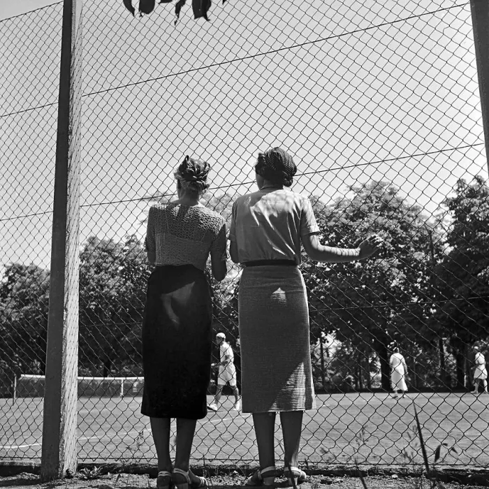 Stampa con cornice : Stuttgart. Due donne guardano attraverso un recinto uno stadio di tennistico Stampa con cornice : Stuttgart. Due donne guardano attraverso un recinto uno stadio di tennistico