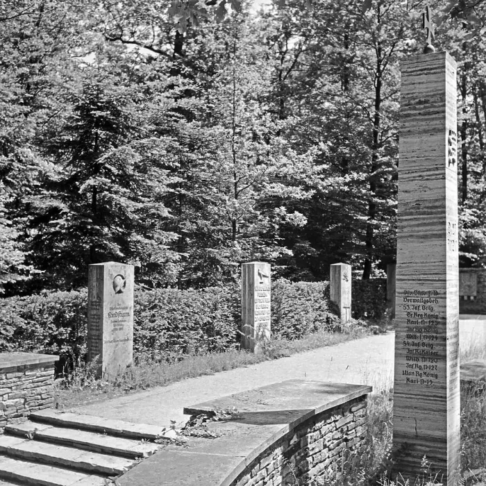 Stampa con cornice : Stuttgart. Memoriale per i caduti del Primo Guerra Mondiale sul cimitero di Stoccarda Stampa con cornice : Stuttgart. Memoriale per i caduti del Primo Guerra Mondiale sul cimitero di Stoccarda
