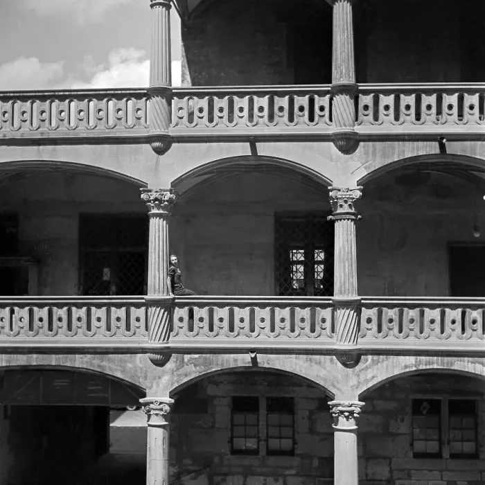 Stampa con cornice : Stuttgart. Archi di galleria nella galeria all'interno del cortile centrale Stampa con cornice : Stuttgart. Archi di galleria nella galeria all'interno del cortile centrale