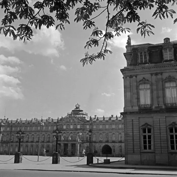 Impression encadrée : Stuttgart. Place du château et façade de la nouvelle forteresse à Saint-Gérmain-en-Laye