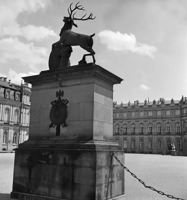 Gerahmter Druck : Stuttgart. Bronzestatue eines Hirschen als Wappentier am Eingang zum Neuen Gerahmter Druck : Stuttgart. Bronzestatue eines Hirschen als Wappentier am Eingang zum Neuen