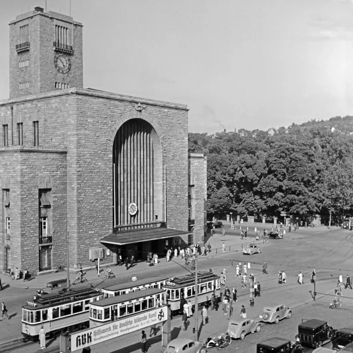 Impression encadrée : Stuttgart. Tramways et circulation individuelle devant la gare principale Impression encadrée : Stuttgart. Tramways et circulation individuelle devant la gare principale