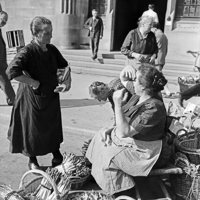 Framed Print : Stuttgart. Marktfrauen auf dem Markt vor dem alten Schloss in Stuttgart Framed Print : Stuttgart. Marktfrauen auf dem Markt vor dem alten Schloss in Stuttgart