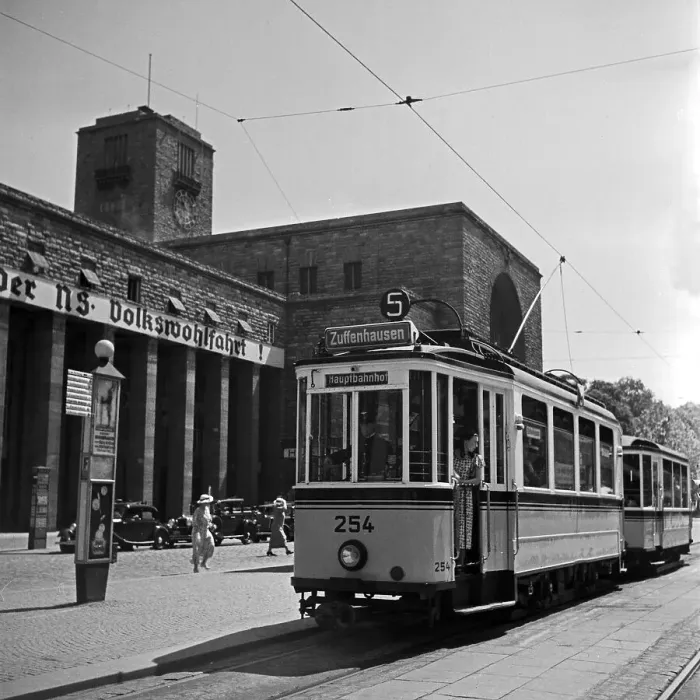 Framed Print : Stuttgart. Straßenbahn der Linie 5 Richtung Zuffenhausen am Hauptbahnhof in Stuttgart Framed Print : Stuttgart. Straßenbahn der Linie 5 Richtung Zuffenhausen am Hauptbahnhof in Stuttgart
